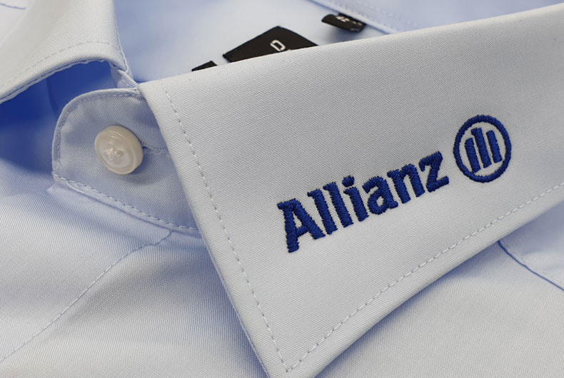 Hemd in hellblau mit Kragenstick Allianz