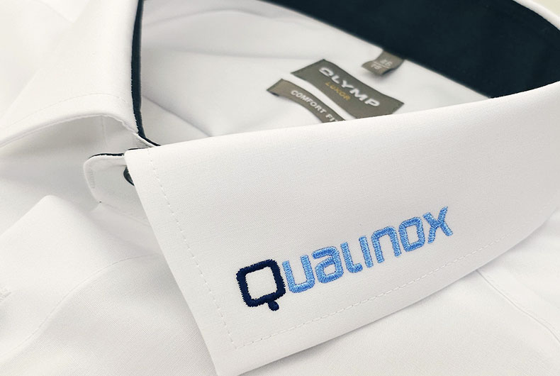 Messehemd am Kragen mit Qualinox-Logo bestickt