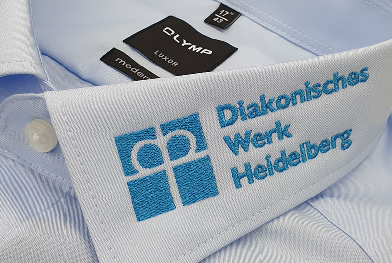 Hemdkragen bestickt mit Logo Diakonie Heidelberg