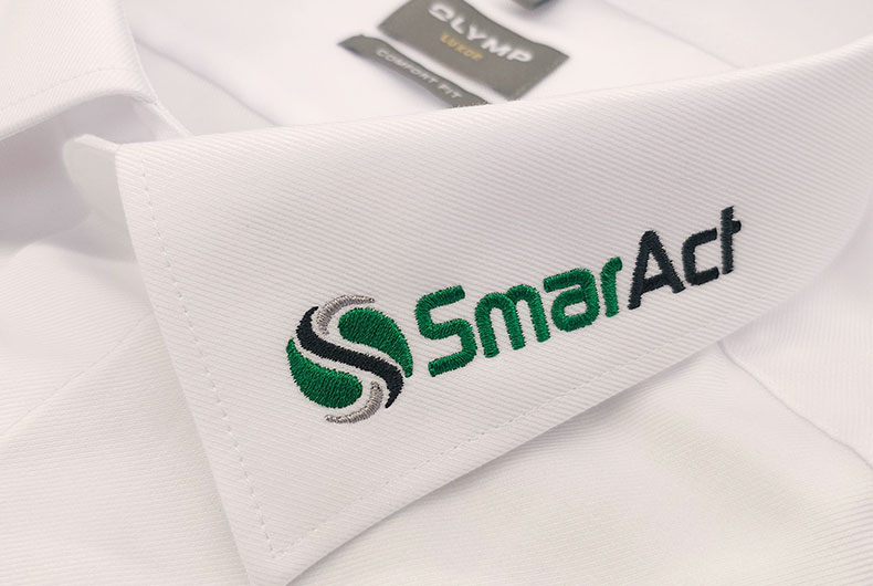 Twill-Hemd, weiß, bestickt mit SmarAct-Logo