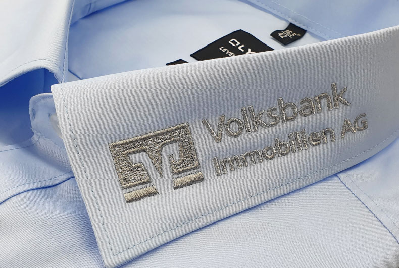 Hemd in skyblue, mit Kragenstick "Volksbank Immobilien" in silbergrau