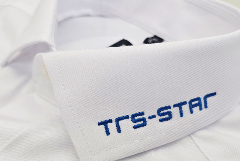 Twill-Hemd mit TRS-Logo bestickt am Kragen